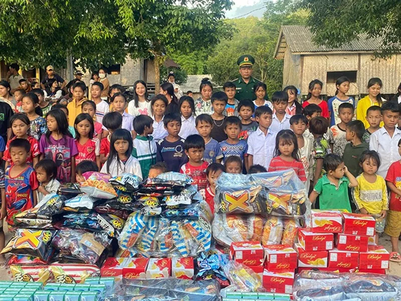 Một nhóm gia đình và bạn bè đang trò chuyện và hỗ trợ lẫn nhau, tượng trưng cho sự giúp đỡ cộng đồng dành cho những người bị ảnh hưởng bởi vấn đề cờ bạc.