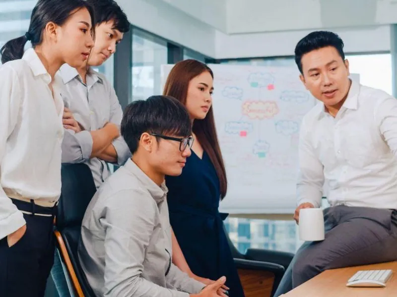 Hình ảnh một người đang xác minh danh tính trên điện thoại, minh họa quy trình KYC.