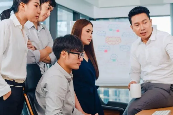 Hình ảnh một người đang xem màn hình máy tính với các biểu đồ và số liệu, tượng trưng cho việc tự đánh giá rủi ro cờ bạc và quản lý tài chính thông minh trên nền tảng UU88